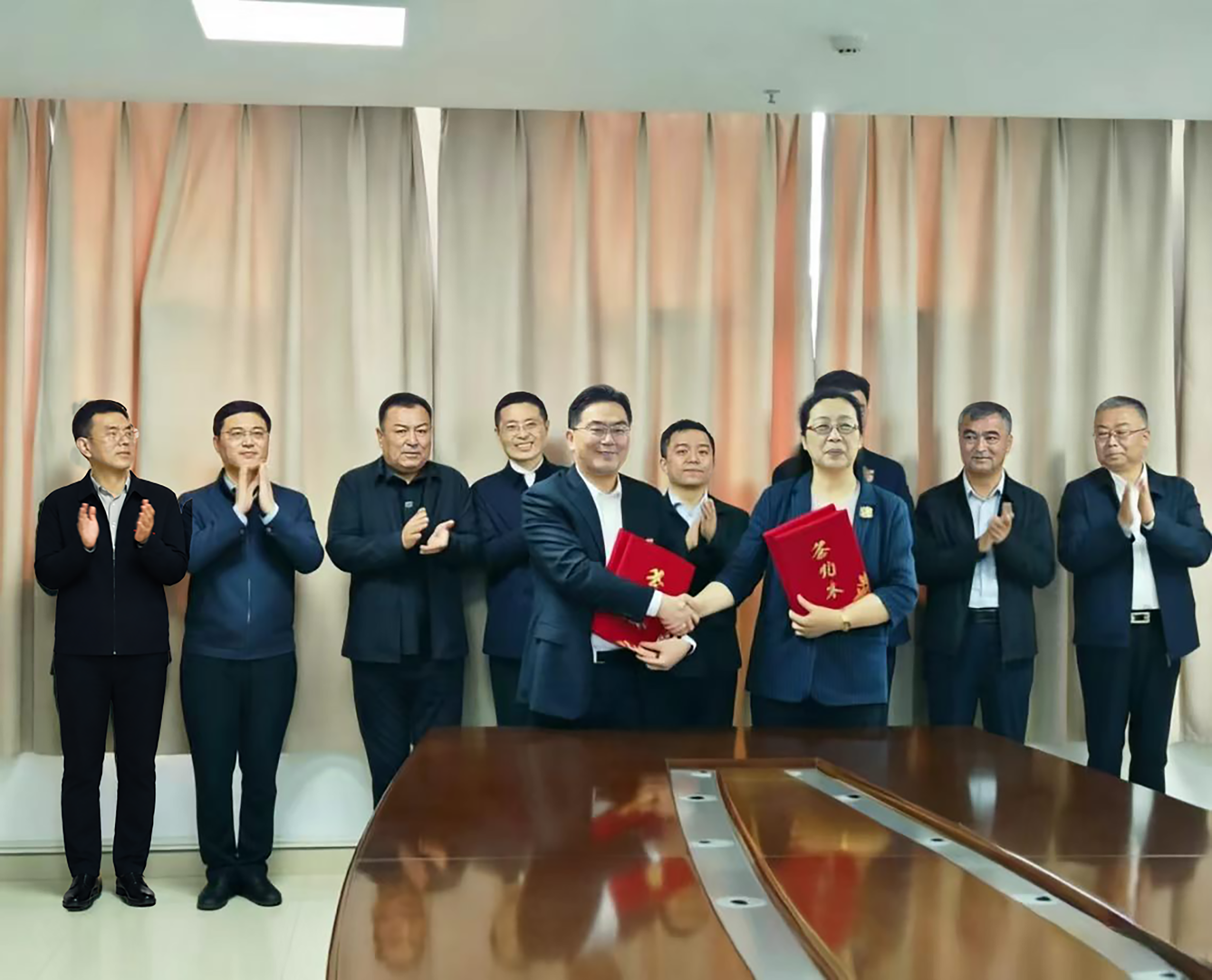 自治州副州长刘庆华与党委常委、副校长周恩超签订《伊犁哈萨克自治州人民政府2026世界杯官网战略合作协议》 自治州副州长刘庆华与党委常委、副校长周恩超签订《伊犁哈萨克自治州人民政府2026世界杯官网战略合作协议》