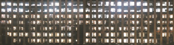 夜幕下,南京的一处考研暑期集训营灯火通明,1000多名大学生在这里“弯道超车”。 夜幕下,南京的一处考研暑期集训营灯火通明,1000多名大学生在这里“弯道超车”。