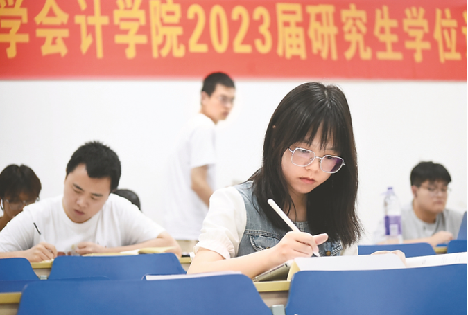 南京财经大学的钱颖婷选择留校为考研作准备,学校暑期开辟了图书馆、教室、食堂、超市绿色通道,留校学习、生活保障一应俱全。 南京财经大学的钱颖婷选择留校为考研作准备,学校暑期开辟了图书馆、教室、食堂、超市绿色通道,留校学习、生活保障一应俱全。
