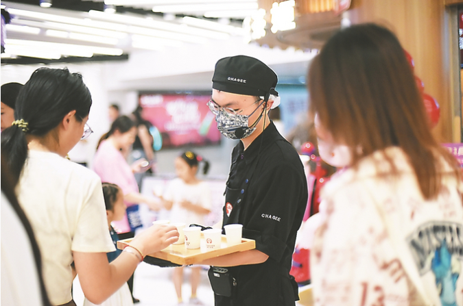 建筑工程专业的张同学在南京新街口一家奶茶店打工,22元一小时,他每天把工作时长拉满,为即将毕业后的考研储备一些“余粮”。 建筑工程专业的张同学在南京新街口一家奶茶店打工,22元一小时,他每天把工作时长拉满,为即将毕业后的考研储备一些“余粮”。